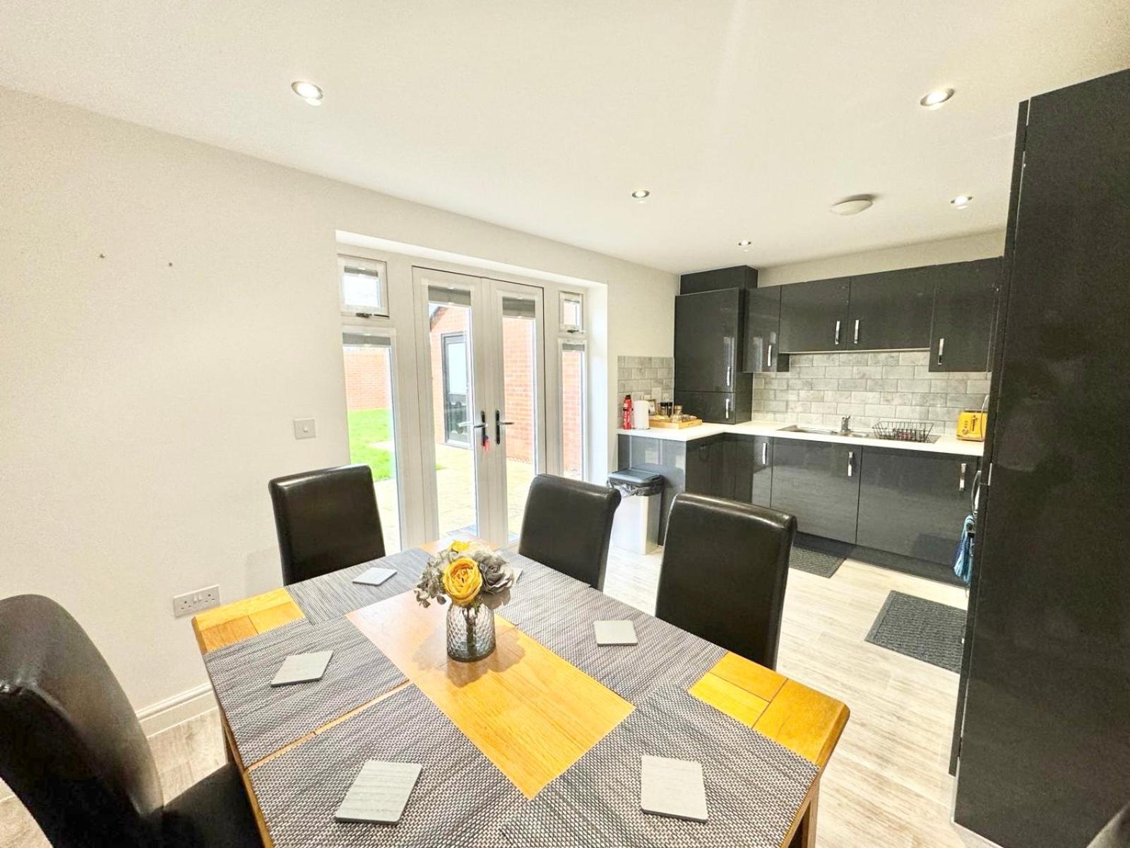 Home Centrally Located In Folkestone, Great Location For Families Or Workers Exterior foto