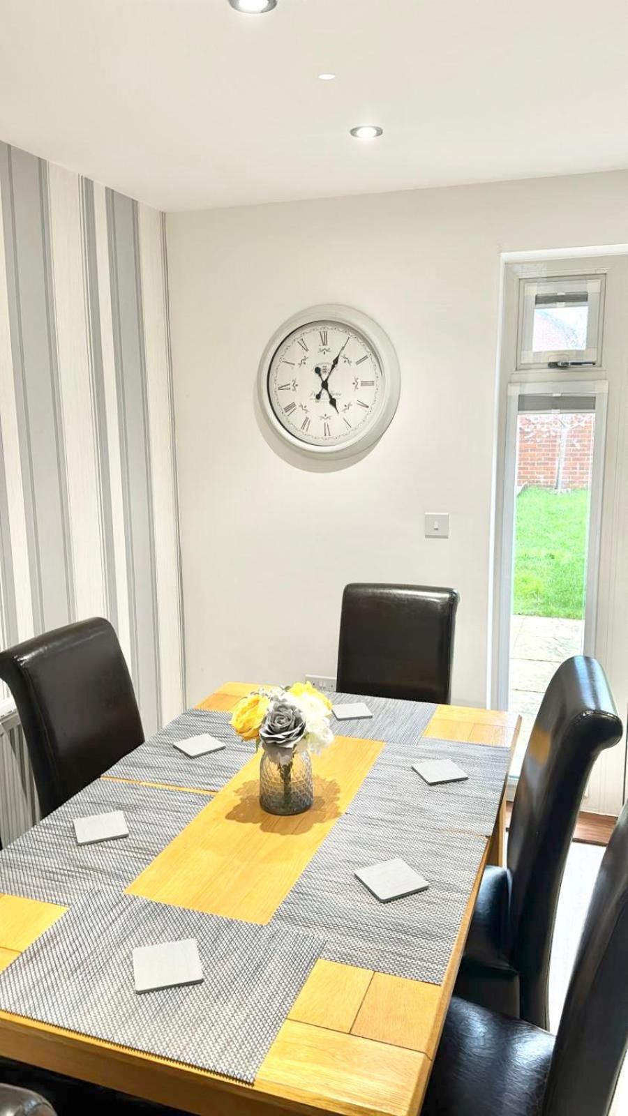 Home Centrally Located In Folkestone, Great Location For Families Or Workers Exterior foto