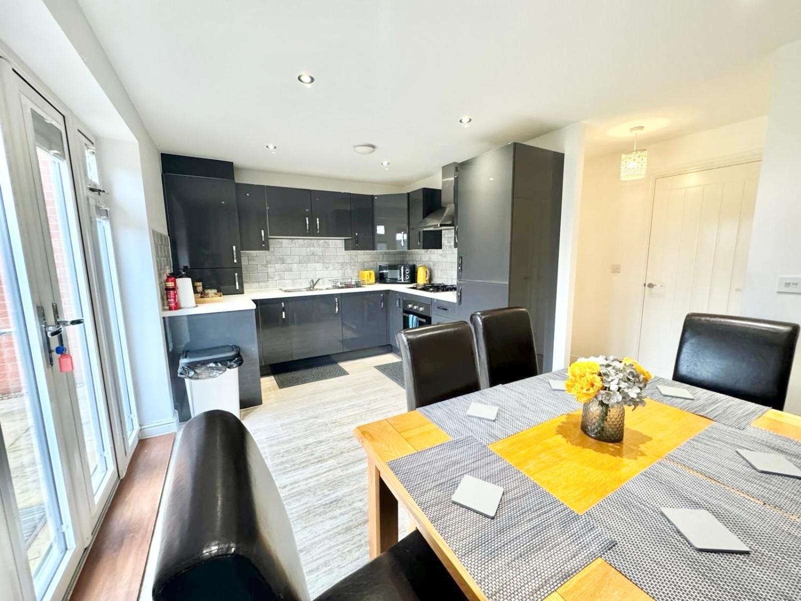 Home Centrally Located In Folkestone, Great Location For Families Or Workers Exterior foto